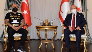 Demir Yumruk Saray'da