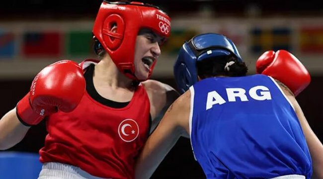 Milli boksör Esra Yıldız çeyrek finalde!