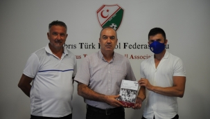 Sakallı çevirisini yaptığı kitabı Sertoğlu’na takdim etti