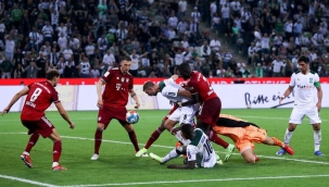 Bundesliga'da son şampiyon Bayern Münih sezona puan kaybıyla başladı