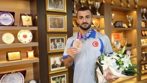 Kas yırtığına rağmen bronz madalya kazandım