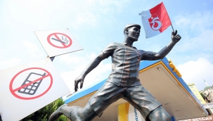 Trabzonsporlu bir taraftar, iş yerinin önüne Nwakaeme'nin heykelini yaptırdı