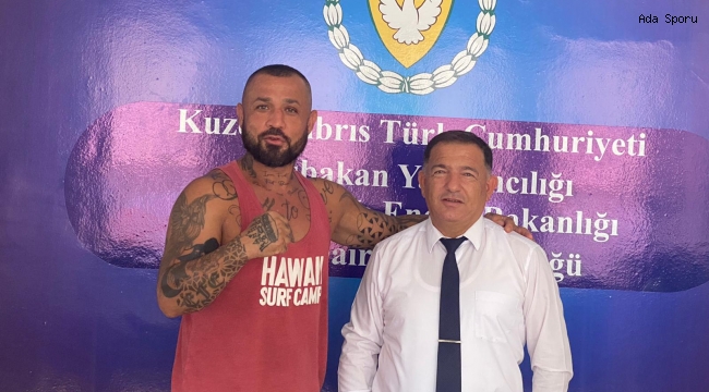 Fuat Tek, Demir Yumruk’u kabul etti