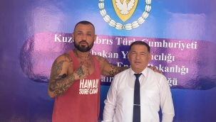 Fuat Tek, Demir Yumruk’u kabul etti