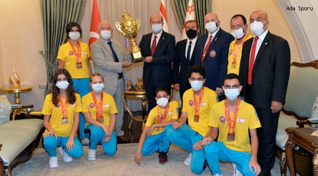 Taekwondocular kupayı Tatar’a verdi