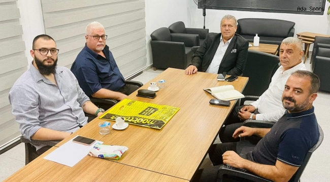 Kuzey Kıbrıs Masa Tenisi Federasyonu Başkanı Mustafa Bekiroğulları Gazimağusa Belediye Başkanı İsmail Arter'i ziyaret etti.