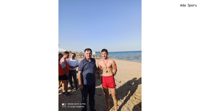 Plajda son kez güreştiler
