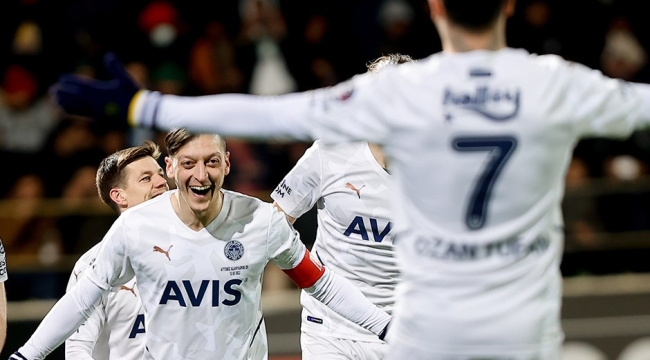 Fener'de 2 kadro dışı