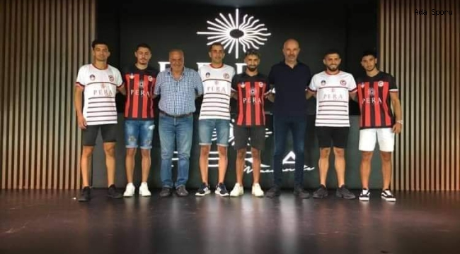 Pera Gençler Birliği transferlerini yeni formalarla tanıttı