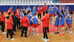 Günay ve Çisem Basketbol Kampında