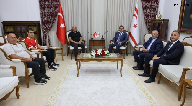 BAŞBAKAN ÜNAL ÜSTEL, BALKAN PİST ŞAMPİYONASI’NDA MADALYA KAZANAN EMRE KAPLAN’I KABUL ETTİ