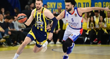 Anadolu Efes, Fenerbahçe Beko'yu deplasmanda yendi