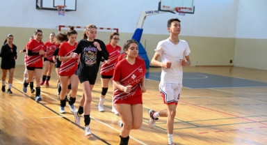 Kemal Moral Voleybol Okulu Sıkı Çalışıyor