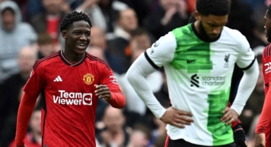 Liverpool'a şampiyonluk yolunda darbe