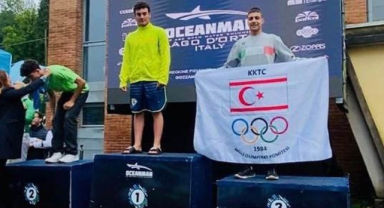 Boran Bora İtalya'da kürsüde
