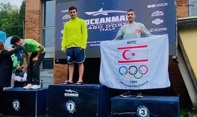 Boran Bora İtalya'da kürsüde