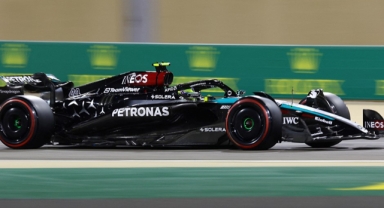 Lewis Hamilton 3 yıl sonra zafere uzandı