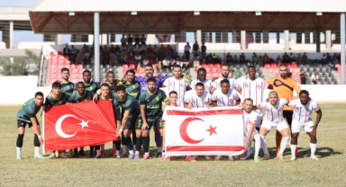 Gençler Birliği ve Karşıyaka Cumhuriyet'i kutladı