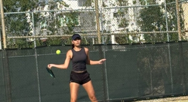 Tenis camiası üzgün