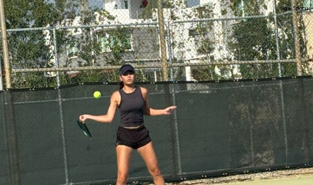 Tenis camiası üzgün