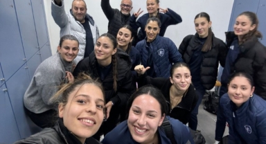 Lefkoşa Voleybol Akademi avantajı yakaladı