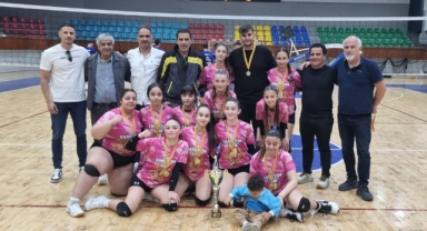 U14 Kızlar Ligi'nin şampiyon Karpaz Gate Marine