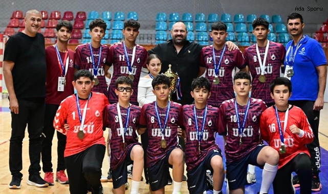 Hentbol U16 erkekler şampiyonu UKÜ