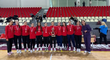 Lefkoşa Türk Lisesi Kız Hentbol Takımı üçüncü oldu 