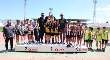 Şht. Hüseyin Akil İlkokulu çifte şampiyon