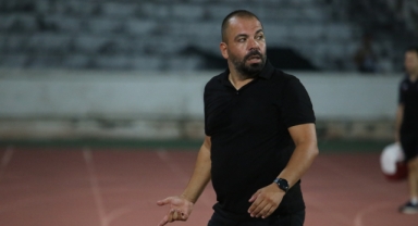 Aktunç Doğan'la masaya oturuyor