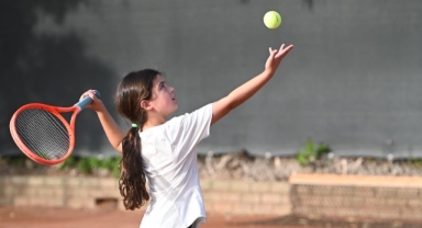 Lefkoşa Şehir Kulübü’nde tenis heyecanı tüm hızıyla sürüyor