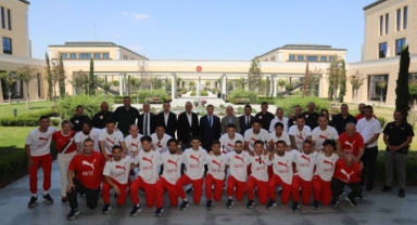 Başbakan Üstel, Milli Takımı Kabul Etti..!